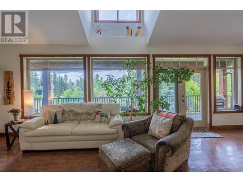 250 1St Avenue, Christina Lake, BC - Indoor Photo Showing Living Room