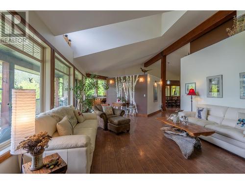 250 1St Avenue, Christina Lake, BC - Indoor Photo Showing Living Room