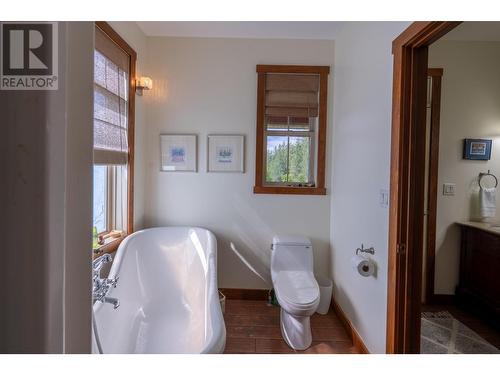 250 1St Avenue, Christina Lake, BC - Indoor Photo Showing Bathroom