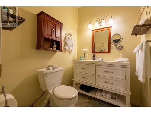 250 1St Avenue, Christina Lake, BC - Indoor Photo Showing Bathroom