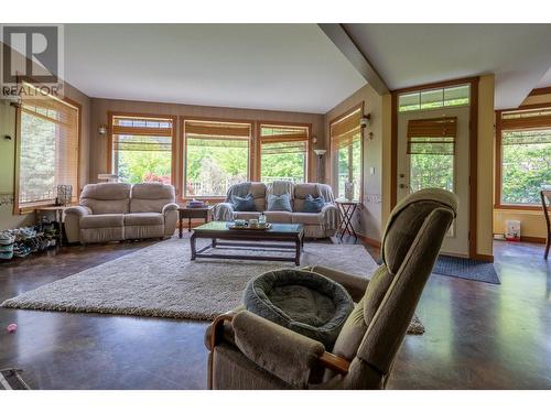 250 1St Avenue, Christina Lake, BC - Indoor Photo Showing Living Room