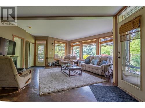 250 1St Avenue, Christina Lake, BC - Indoor Photo Showing Living Room