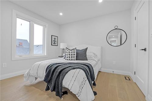 29 Magill Street, Hamilton, ON - Indoor Photo Showing Bedroom
