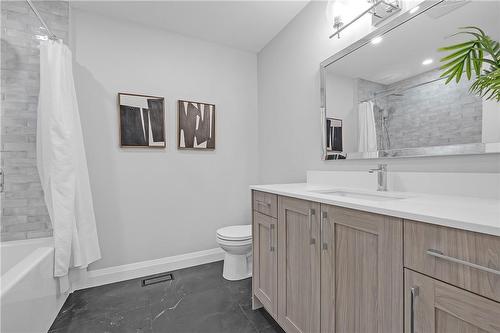 29 Magill Street, Hamilton, ON - Indoor Photo Showing Bathroom