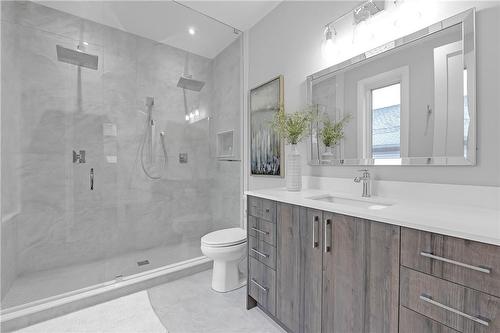 29 Magill Street, Hamilton, ON - Indoor Photo Showing Bathroom