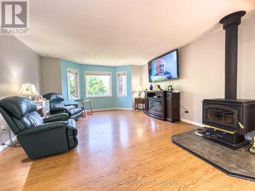 135 Trudeau Drive, Clarington, ON - Indoor Photo Showing Living Room