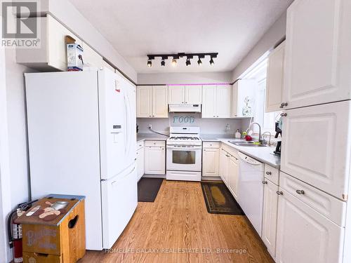 135 Trudeau Drive, Clarington, ON - Indoor Photo Showing Kitchen