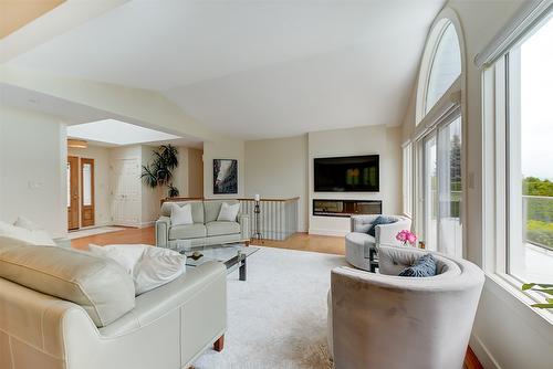 1577 Klein Road, West Kelowna, BC - Indoor Photo Showing Living Room