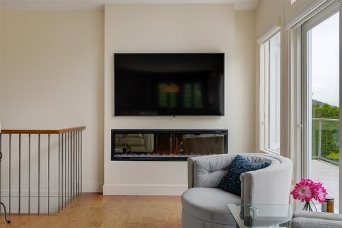 1577 Klein Road, West Kelowna, BC - Indoor Photo Showing Living Room With Fireplace