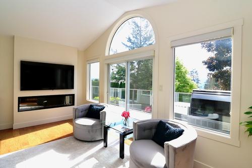 1577 Klein Road, West Kelowna, BC - Indoor Photo Showing Living Room