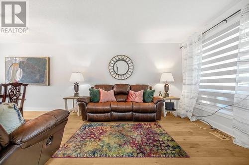 95 Kerr Boulevard, New Tecumseth, ON - Indoor Photo Showing Living Room