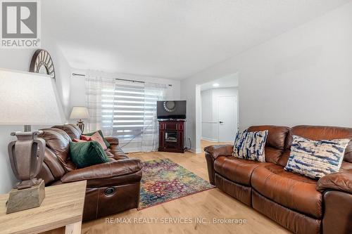 95 Kerr Boulevard, New Tecumseth, ON - Indoor Photo Showing Living Room