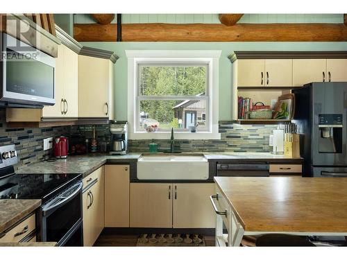 28 Begbie Road, Cherryville, BC - Indoor Photo Showing Kitchen