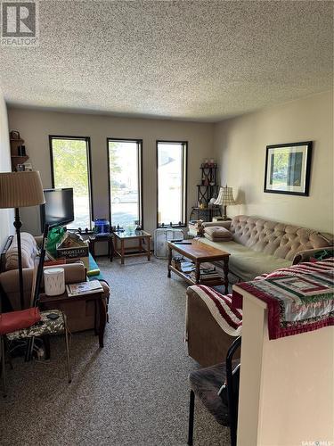 4014 Taylor Street E, Saskatoon, SK - Indoor Photo Showing Living Room