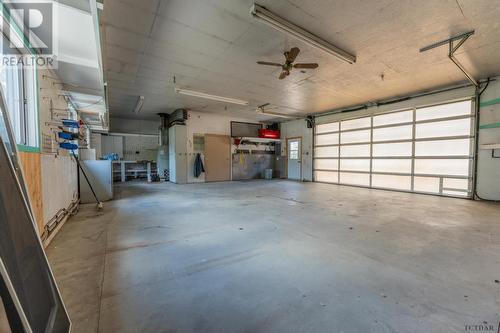 17 Park (Casgrain Twp) Ave, Hearst, ON - Indoor Photo Showing Garage
