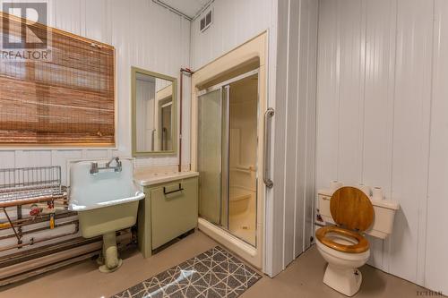 17 Park (Casgrain Twp) Ave, Hearst, ON - Indoor Photo Showing Bathroom