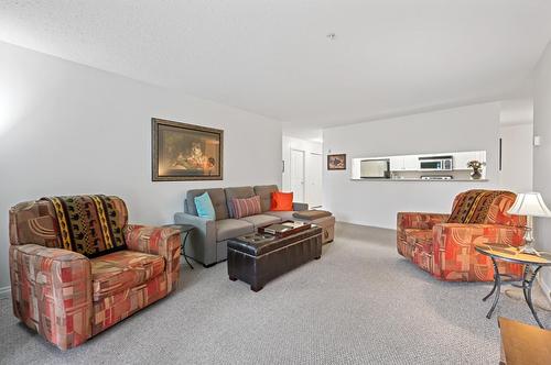 105 - 4769 Forsters Landing Road, Radium Hot Springs, BC - Indoor Photo Showing Living Room