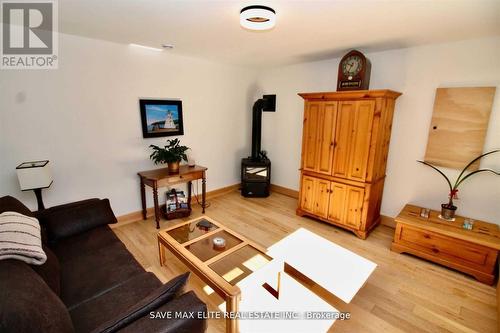 614 Pike Bay Road, Northern Bruce Peninsula, ON - Indoor Photo Showing Living Room