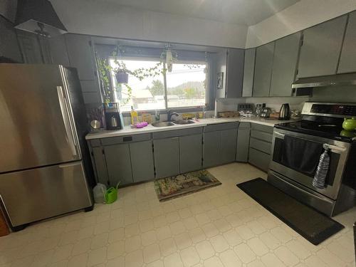 7490 22Nd Street, Grand Forks, BC - Indoor Photo Showing Kitchen With Double Sink