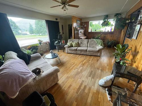 7490 22Nd Street, Grand Forks, BC - Indoor Photo Showing Living Room