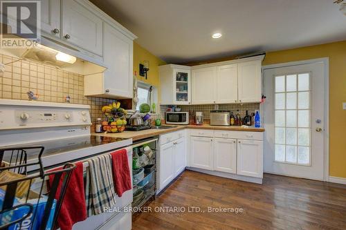 210 Grace Avenue, Hamilton, ON - Indoor Photo Showing Kitchen