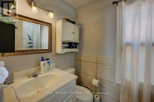 210 Grace Avenue, Hamilton, ON - Indoor Photo Showing Bathroom
