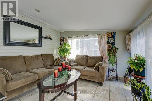 210 Grace Avenue, Hamilton, ON - Indoor Photo Showing Living Room