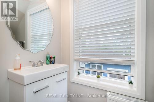 585 Fuller Avenue, Midland, ON - Indoor Photo Showing Bathroom