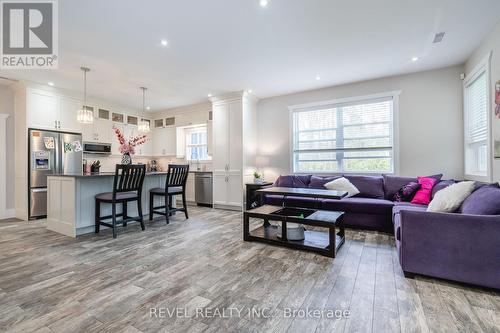 585 Fuller Avenue, Midland, ON - Indoor Photo Showing Living Room