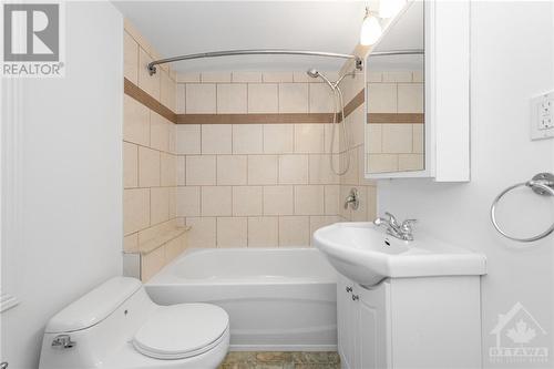Full bathroom - 174 Columbus Avenue, Ottawa, ON - Indoor Photo Showing Bathroom
