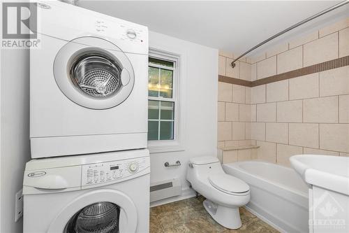 Full bathroom with a washer and dryer - 174 Columbus Avenue, Ottawa, ON - Indoor Photo Showing Laundry Room