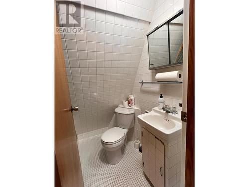 808 Valley Rd, Clinton, BC - Indoor Photo Showing Bathroom