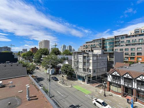 412-1061 Fort St, Victoria, BC - Outdoor