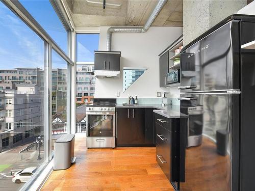 412-1061 Fort St, Victoria, BC - Indoor Photo Showing Kitchen