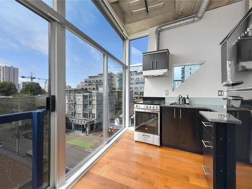 412-1061 Fort St, Victoria, BC - Indoor Photo Showing Kitchen