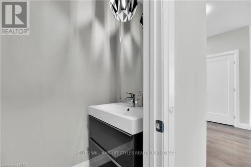 2288 Red Thorne Avenue, London, ON - Indoor Photo Showing Bathroom