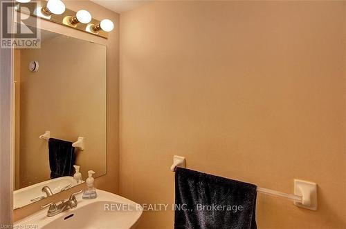 733 Guildwood Boulevard, London, ON - Indoor Photo Showing Bathroom