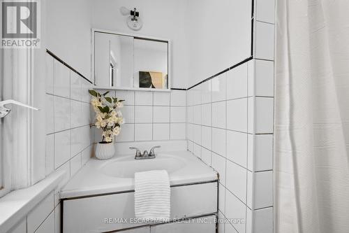 281 Wentworth Street N, Hamilton, ON - Indoor Photo Showing Bathroom