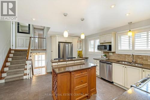 839 Merritt Drive, Milton (Timberlea), ON - Indoor Photo Showing Kitchen With Double Sink With Upgraded Kitchen