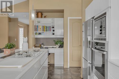 828 Mount Royal Drive, Kelowna, BC - Indoor Photo Showing Kitchen