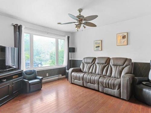 Living room - 96 Rue Duranceau, Châteauguay, QC - Indoor Photo Showing Living Room