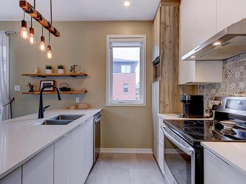 Cuisine - 3464 Rue Des Stellaires, Longueuil (Le Vieux-Longueuil), QC - Indoor Photo Showing Kitchen With Double Sink