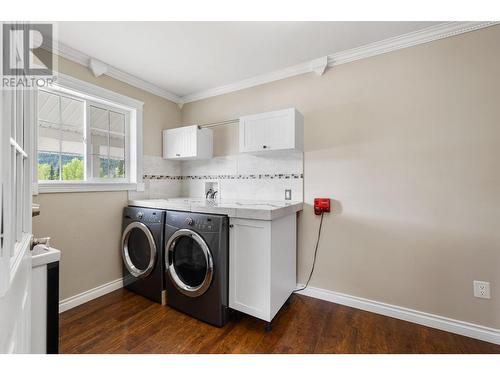 7960 3 Highway, Yahk, BC - Indoor Photo Showing Laundry Room