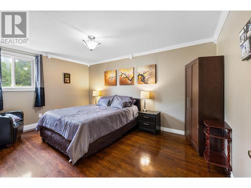 7960 3 Highway, Yahk, BC - Indoor Photo Showing Bedroom