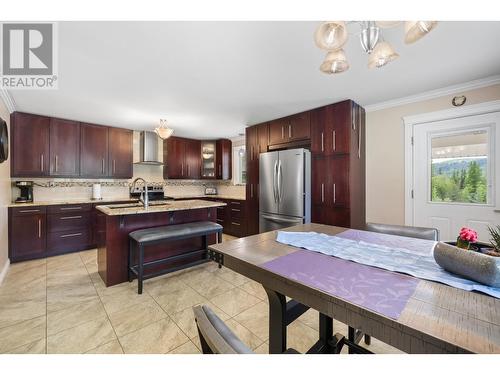 7960 3 Highway, Yahk, BC - Indoor Photo Showing Kitchen