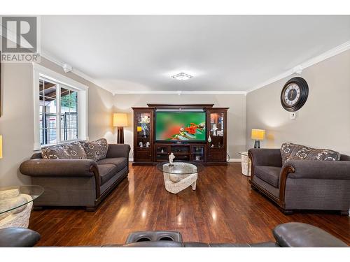 7960 3 Highway, Yahk, BC - Indoor Photo Showing Living Room