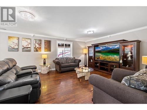 7960 3 Highway, Yahk, BC - Indoor Photo Showing Living Room