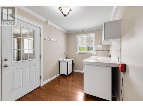 7960 3 Highway, Yahk, BC - Indoor Photo Showing Kitchen