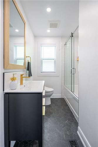 1040 Cedarwood Place, Burlington, ON - Indoor Photo Showing Bathroom