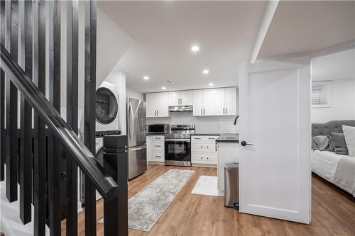 1040 Cedarwood Place, Burlington, ON - Indoor Photo Showing Kitchen